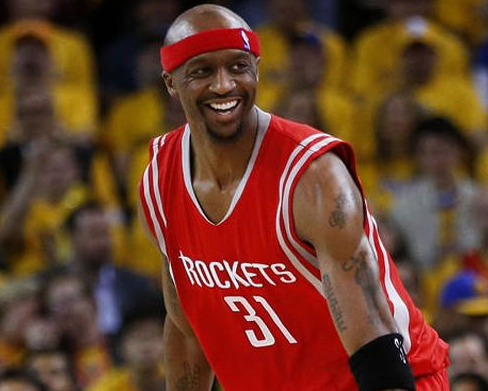 阿利亚迭雷父子分别身穿皇马与阿森纳球衣，晒出对弈图片（阿利亚迭雷父子身披皇马与阿森纳战袍，分享对弈照）