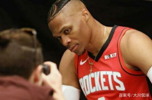 曼联对阵西汉姆联：阿莫林的换人争议与球队表现分析（曼联对西汉姆：阿莫林换人风波及球队表现解读）