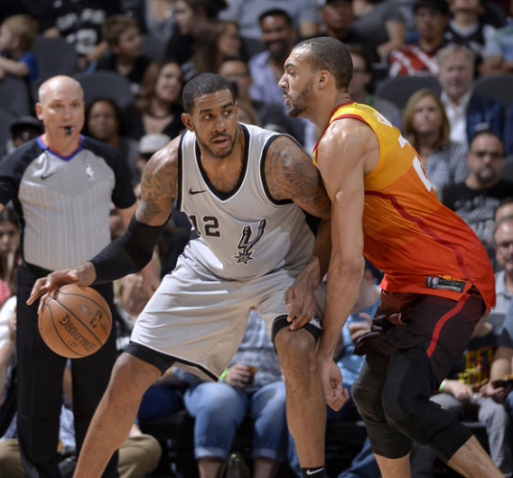 图片报：因极端球迷大规模燃放烟火，拜仁将面临欧足联的处罚（图片报：极端球迷大规模燃放烟火，拜仁恐面临欧足联重罚）