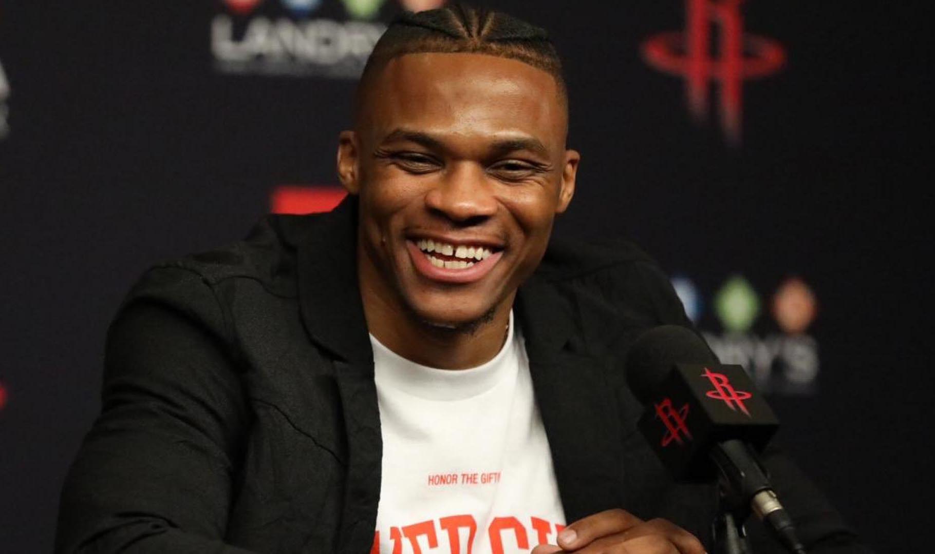 拜仁快速传球移动致对手防线瓦解（拜仁快速传切与穿插跑动令对手防线崩塌）